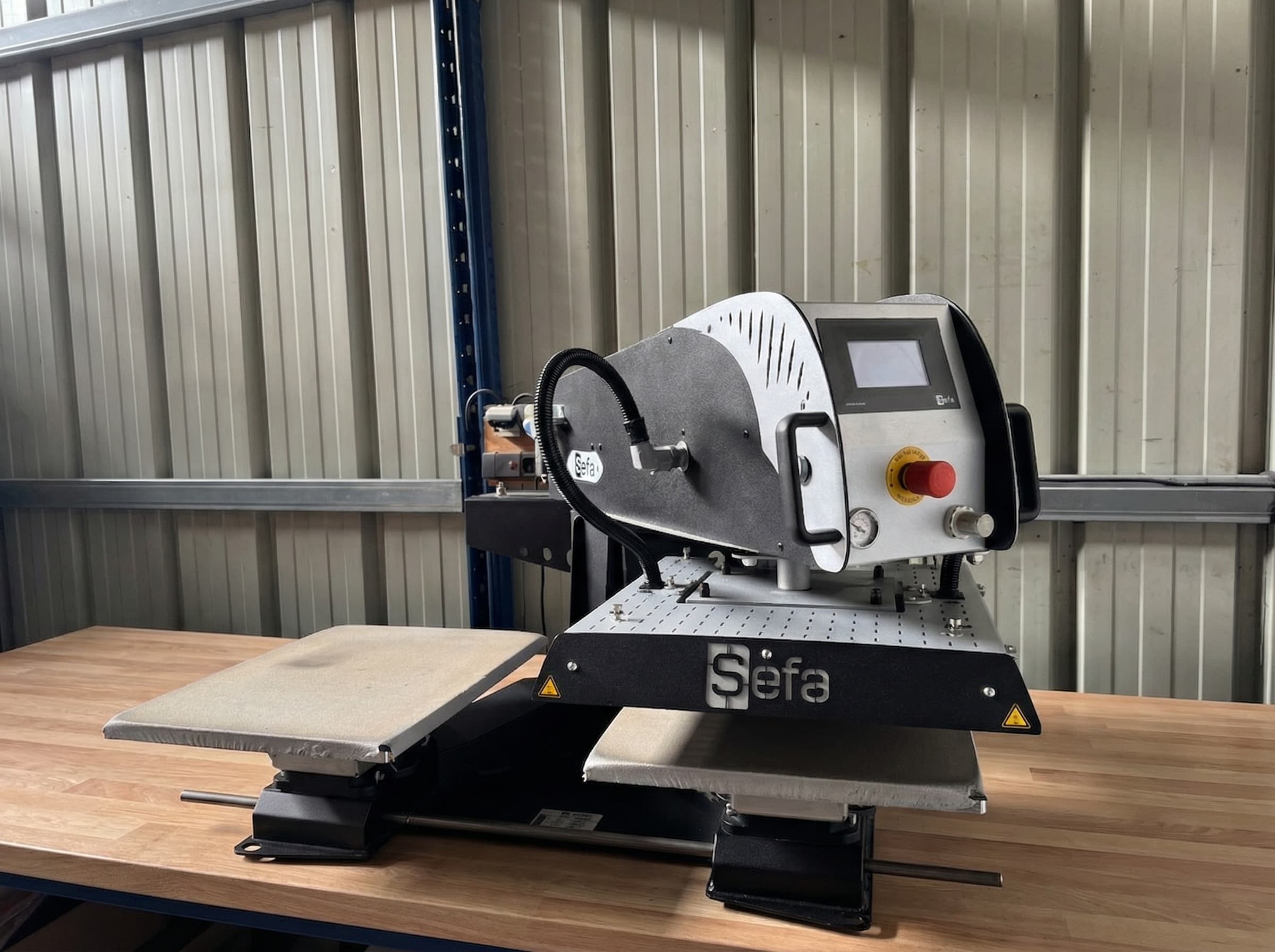 Presse thermique Sefa professionnelle dans l'atelier EQUIP'A