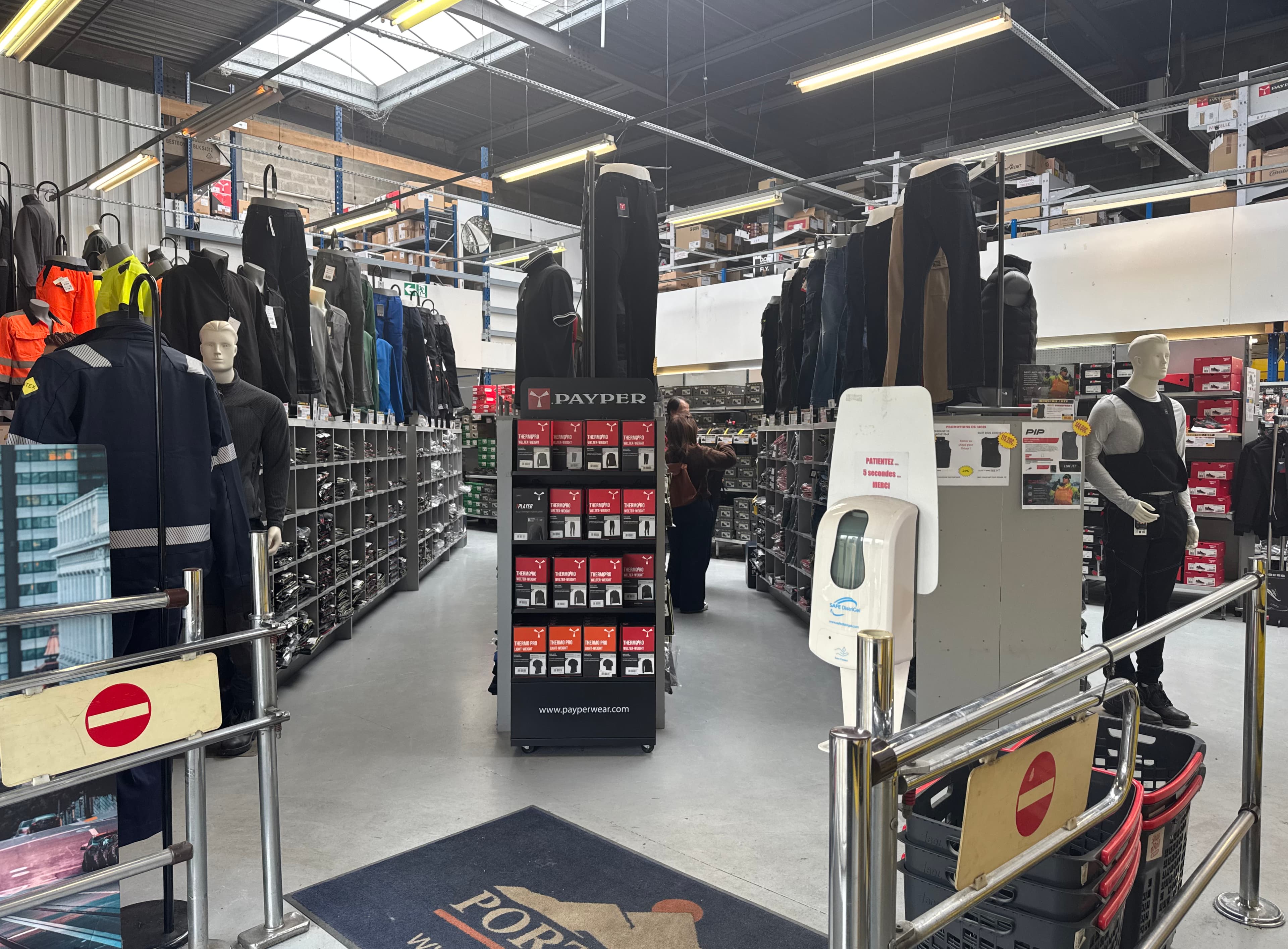 Entrée du magasin EQUIP'A à Herblay-sur-Seine — showroom vêtements de travail, EPI et personnalisation textile